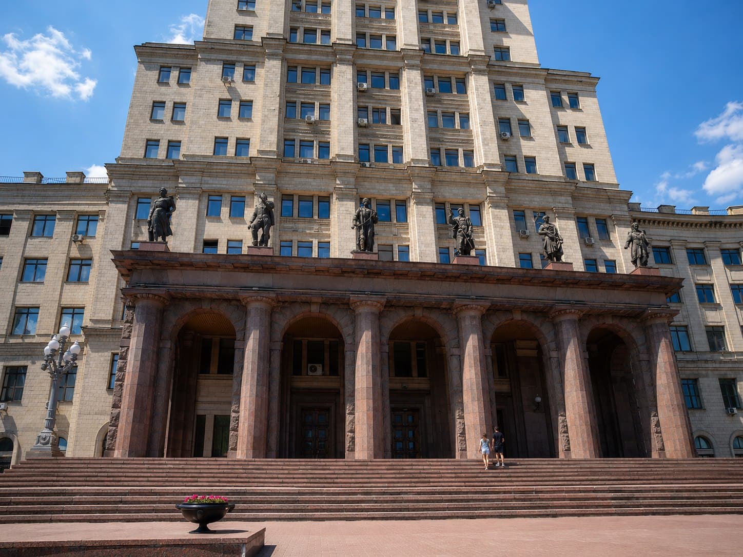 Главный учебный корпус МГТУ им. Баумана: портик со статуями у главного входа